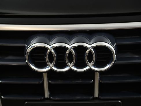 Used 2023 Audi Q5 2.0T Premium w/ Convenience Package image 16