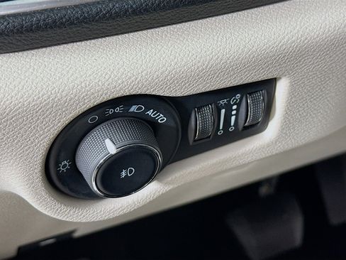 Used 2023 Chrysler Pacifica Limited FWD image 9