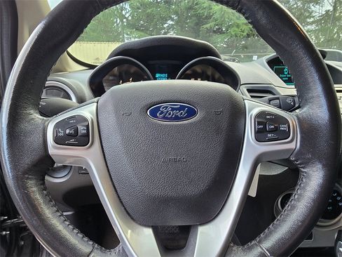 Used 2015 Ford Fiesta SE image 3