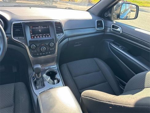 Used 2019 Jeep Grand Cherokee Laredo image 19