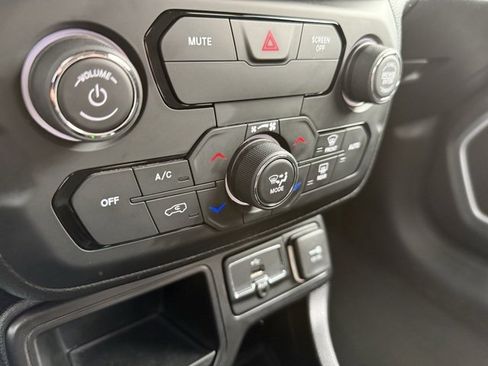 Used 2019 Jeep Renegade Latitude image 30