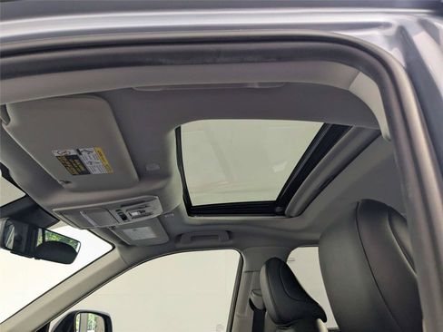 Used 2023 Toyota Highlander XLE FWD image 16