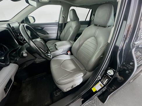 Used 2021 Toyota Highlander XLE AWD/4WD image 13