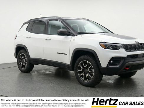 Used 2025 Jeep Compass Trailhawk AWD/4WD image 1