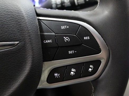 Used 2024 Chrysler Pacifica Touring-L FWD image 23