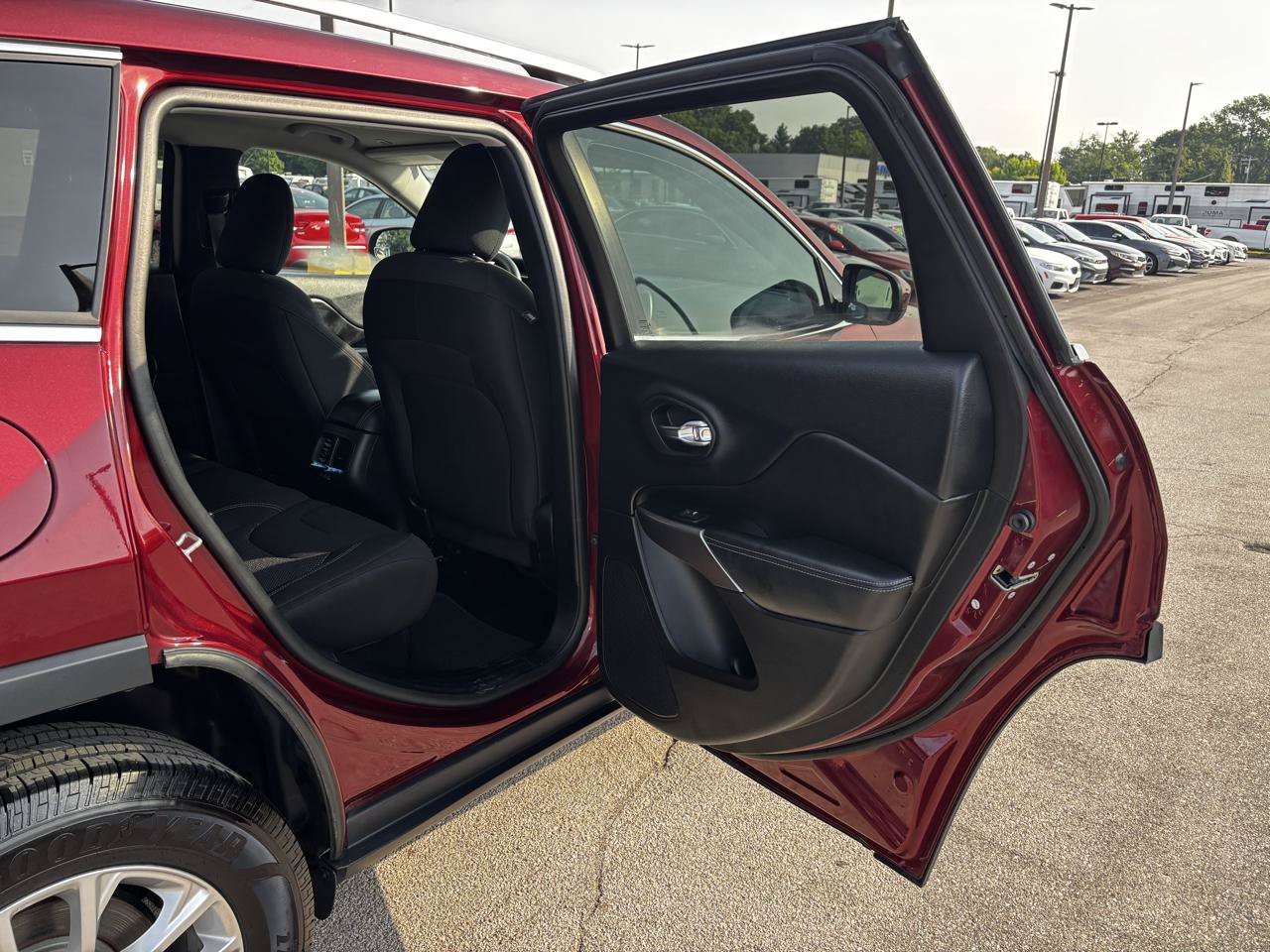 Used 2019 Jeep Cherokee Latitude w/ Popular Appearance Group AWD/4WD image 11