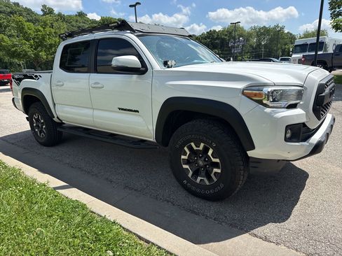 Used 2017 Toyota Tacoma TRD Off-Road w/ Tow Package (A/T) AWD/4WD image 3