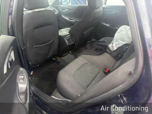 Used 2017 Chevrolet Malibu LT FWD image 9