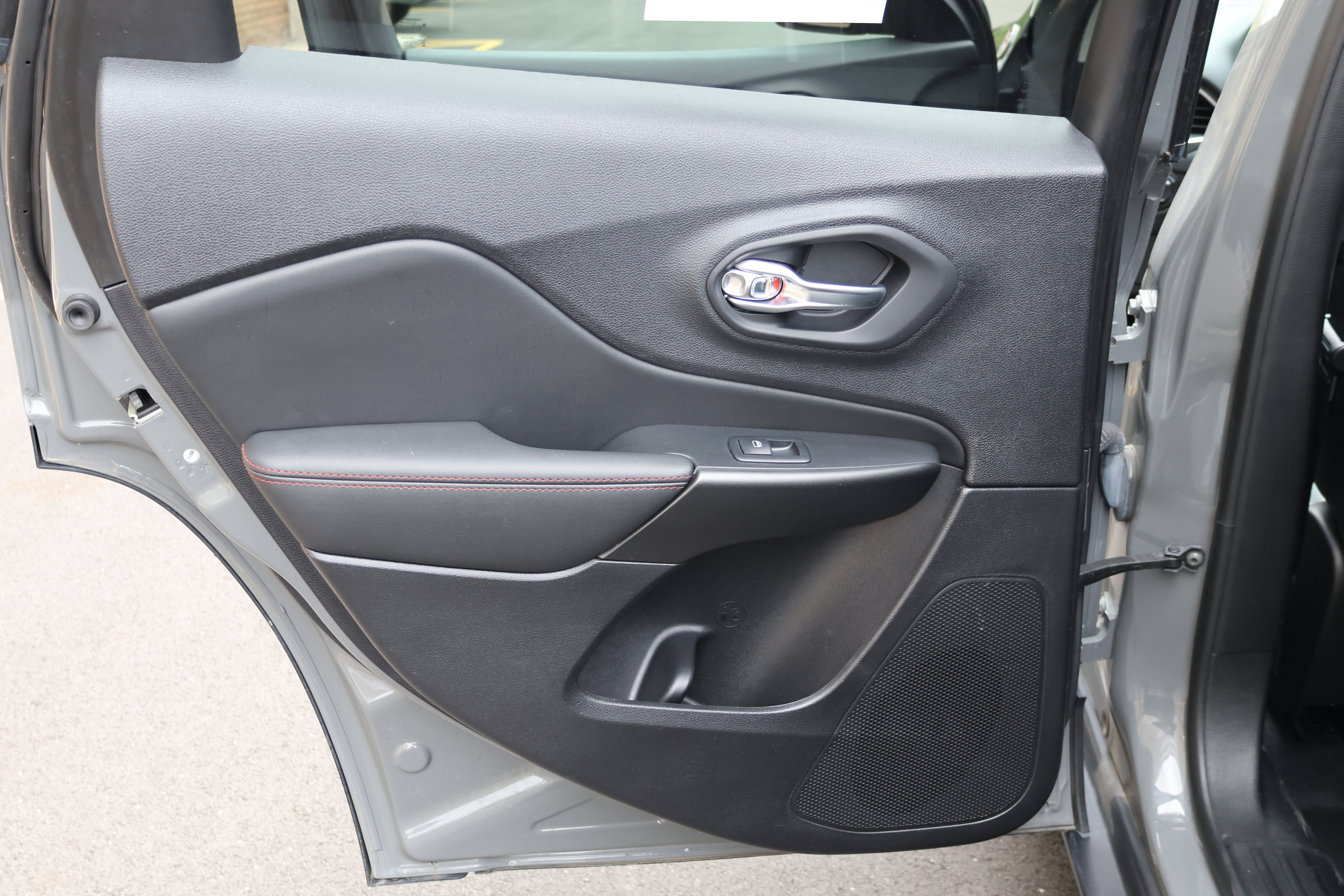 Used 2022 Jeep Cherokee Trailhawk AWD/4WD image 14