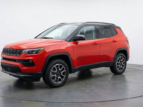 Used 2025 Jeep Compass Trailhawk image 3