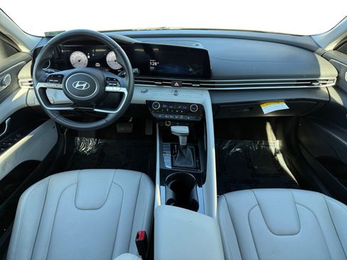 Used 2025 Hyundai Elantra Limited image 10