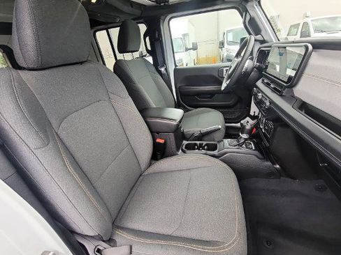 Used 2025 Jeep Wrangler Unlimited Sahara AWD/4WD image 26