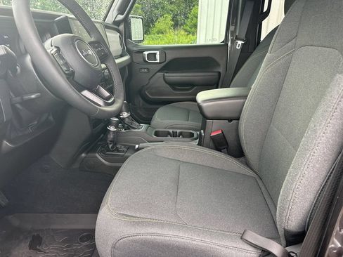 Used 2025 Jeep Wrangler Unlimited Sport AWD/4WD image 10