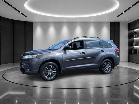 Used 2019 Toyota Highlander XLE AWD/4WD image 2