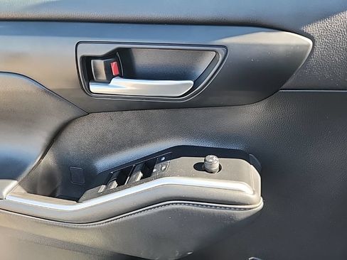 Used 2022 Toyota Highlander XLE AWD/4WD image 34