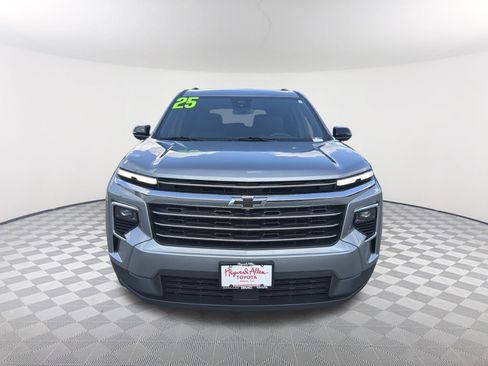 Used 2025 Chevrolet Traverse LT AWD/4WD image 2