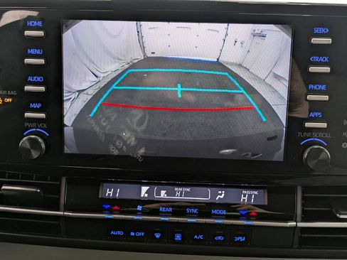 Used 2024 Toyota Sienna LE image 9