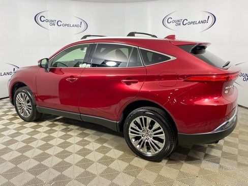 Certified 2022 Toyota Venza XLE image 4