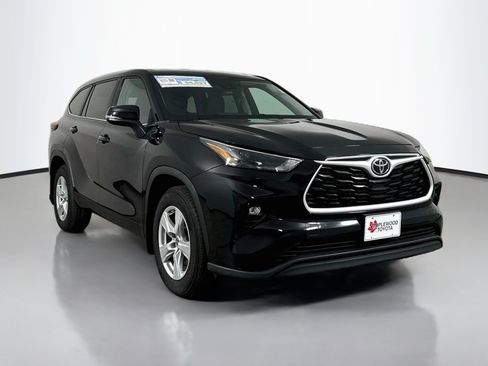 Used 2023 Toyota Highlander LE AWD/4WD image 1