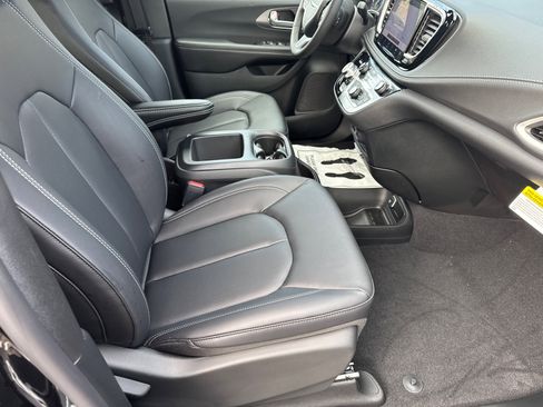 New 2026 Chrysler Pacifica Select image 13