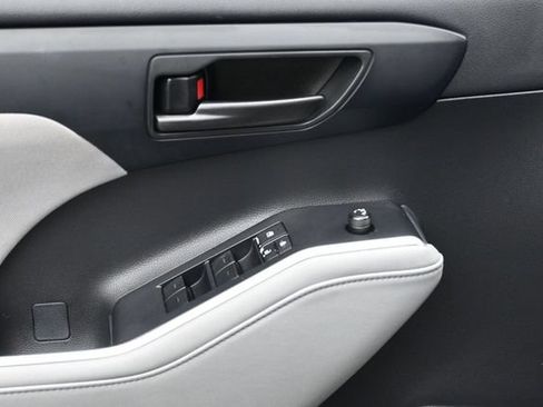 Used 2023 Toyota Highlander LE FWD image 18
