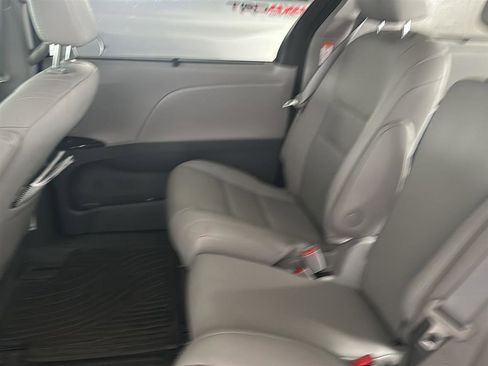 Used 2020 Toyota Sienna XLE image 33