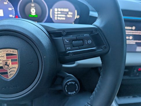 Used 2025 Porsche Macan Electric image 36