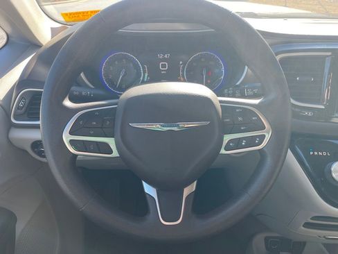 Used 2019 Chrysler Pacifica Touring Plus image 13