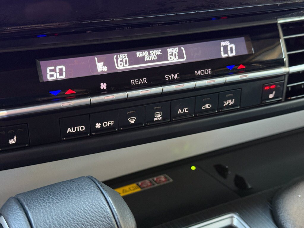 Used 2025 Toyota Sienna XLE FWD image 25