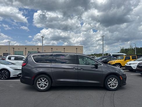 Used 2023 Chrysler Pacifica Touring-L FWD image 2