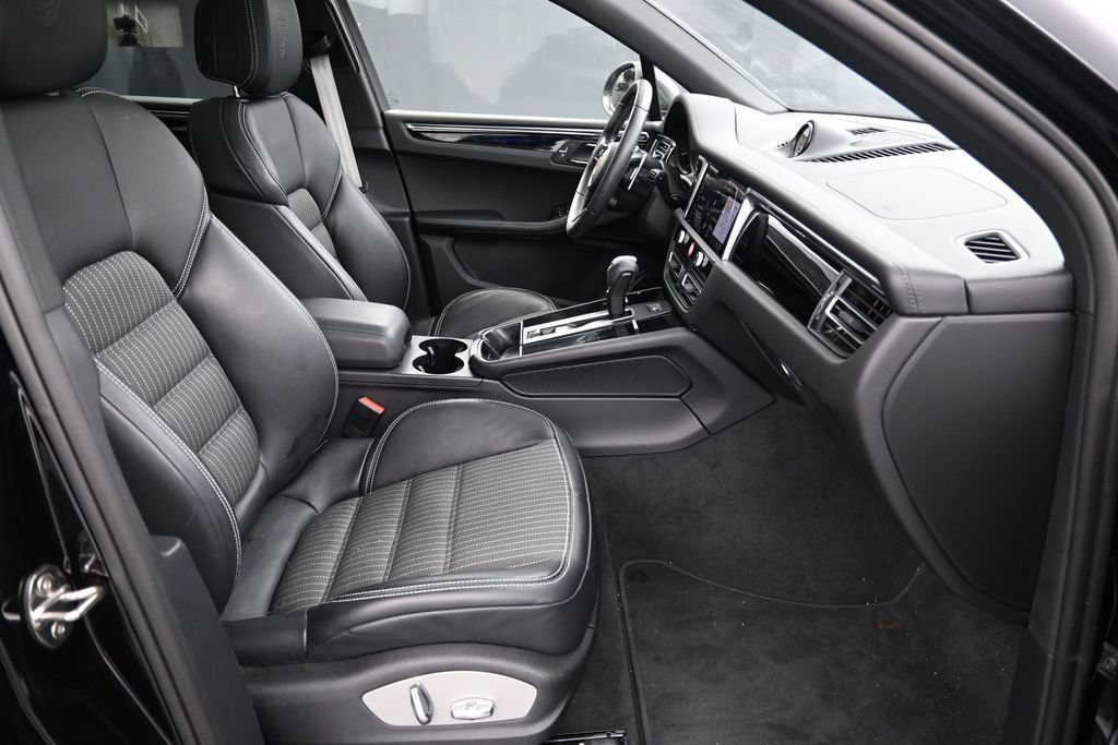 Used 2025 Porsche Macan AWD/4WD image 29