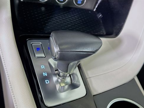 Used 2025 Genesis G70 2.5T image 25