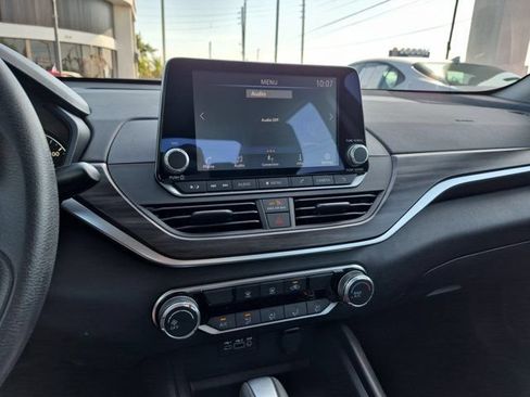 Used 2025 Nissan Altima 2.5 SV FWD image 18