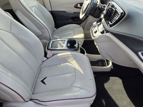 Used 2018 Chrysler Pacifica Limited image 13