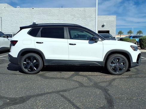 New 2026 Volkswagen Taos SE image 7