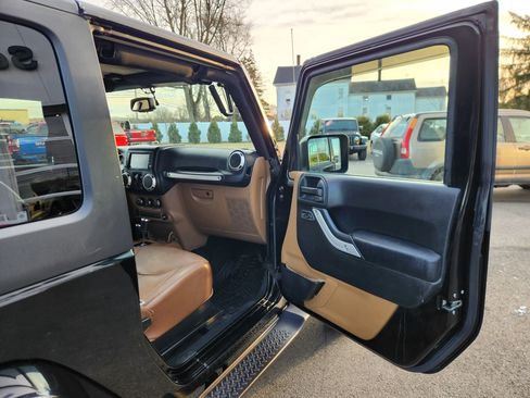Used 2017 Jeep Wrangler Sahara image 23