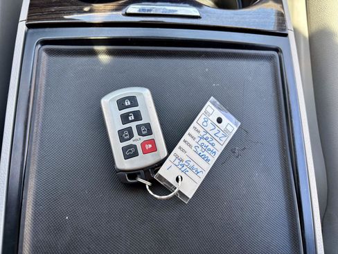 Used 2020 Toyota Sienna XLE FWD image 28