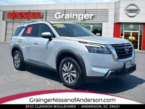 Certified 2025 Nissan Pathfinder SL FWD image 1