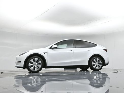 Used 2024 Tesla Model Y Long Range image 48