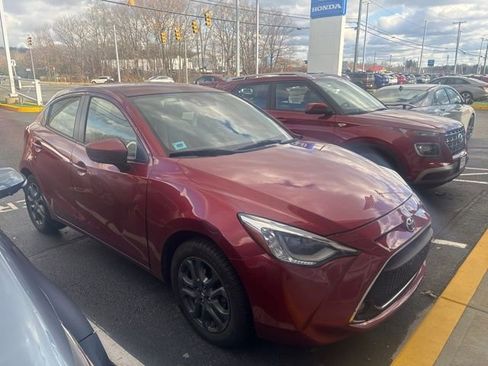 Used 2020 Toyota Yaris XLE image 1