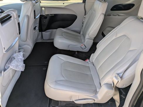 Used 2019 Chrysler Pacifica Touring-L Plus FWD image 18