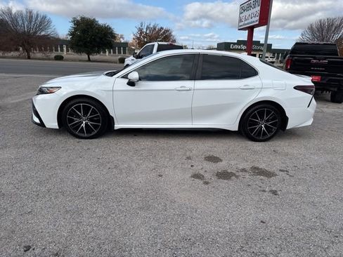 Used 2022 Toyota Camry SE image 1