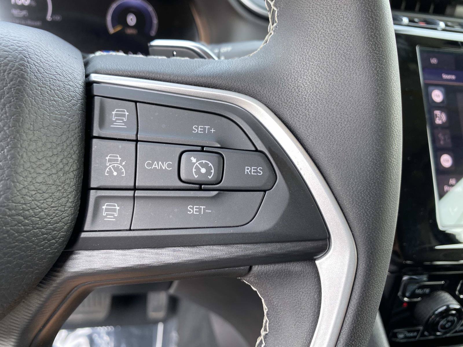 Used 2023 Jeep Grand Cherokee Laredo AWD/4WD image 15