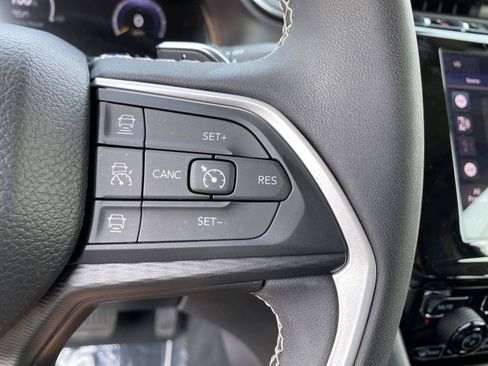 Used 2023 Jeep Grand Cherokee Laredo AWD/4WD image 15