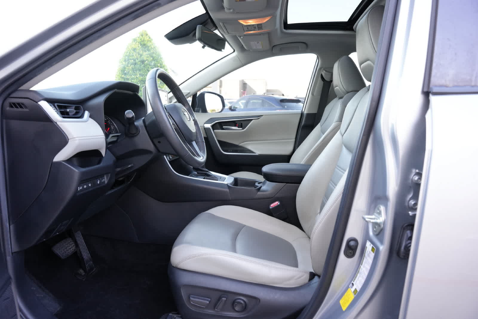 Used 2021 Toyota RAV4 XLE Premium FWD image 15