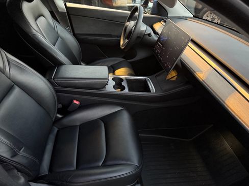 Used 2021 Tesla Model Y Long Range image 24