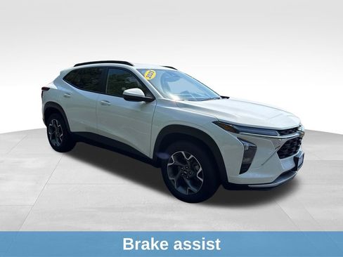 Used 2025 Chevrolet Trax LT FWD image 10