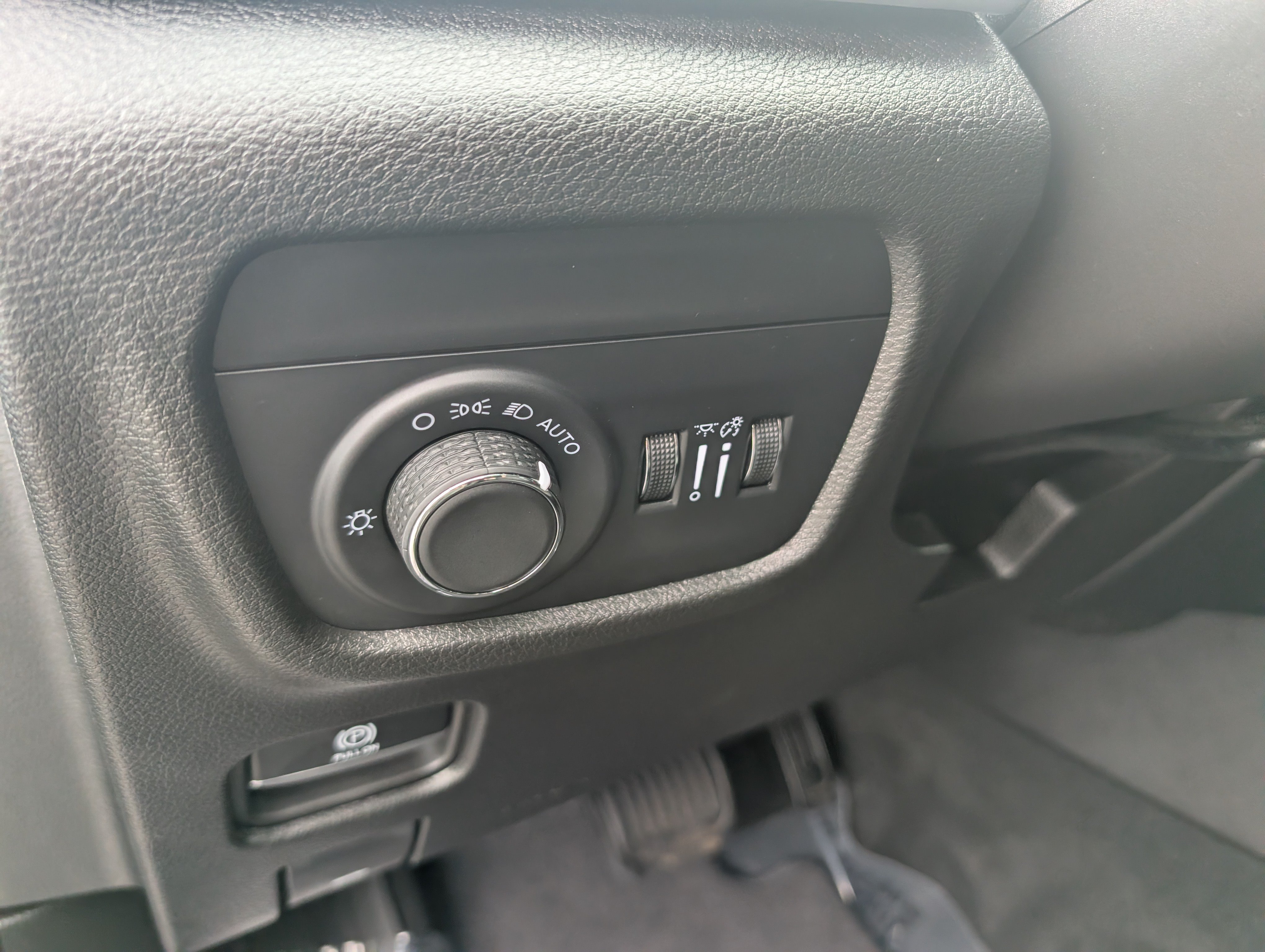 Used 2025 Jeep Grand Cherokee Altitude AWD/4WD image 14