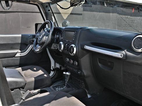 Used 2018 Jeep Wrangler Unlimited Rubicon w/ Cold Weather Group AWD/4WD image 14