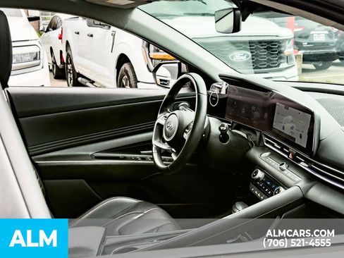 Used 2022 Hyundai Elantra Limited FWD image 17